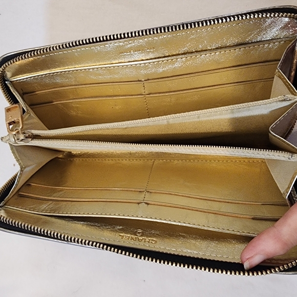 CHANEL Zippy Wallet. Black & Gold with charm. - Picture 7 of 11